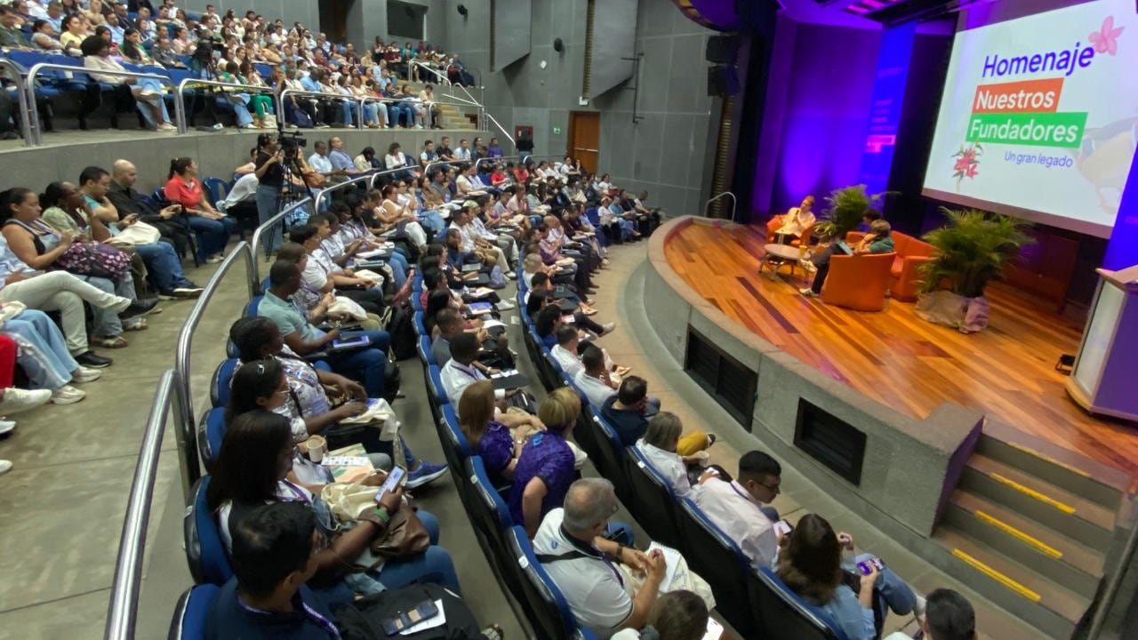 El Portal Eduteka alcanzó 25 años de trayectoria como un referente de innovación pedagógica, un legado de sus fundadores que ha logrado congregar a cerca de 12.000 asistentes nacionales e internacionales a lo largo de las 13 ediciones de su encuentro anual.
