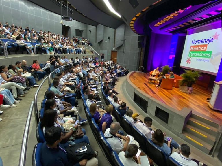 El Portal Eduteka alcanzó 25 años de trayectoria como un referente de innovación pedagógica, un legado de sus fundadores que ha logrado congregar a cerca de 12.000 asistentes nacionales e internacionales a lo largo de las 13 ediciones de su encuentro anual.