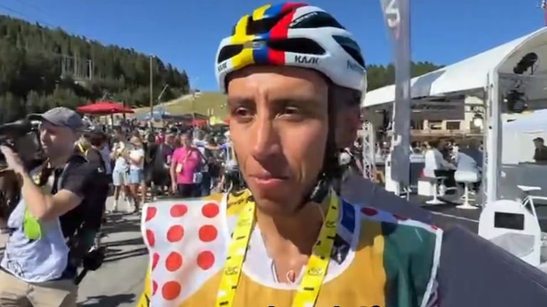 Egan Bernal explicando lo sucedido en la fuga de la etapa 3 del Tour de Francia.