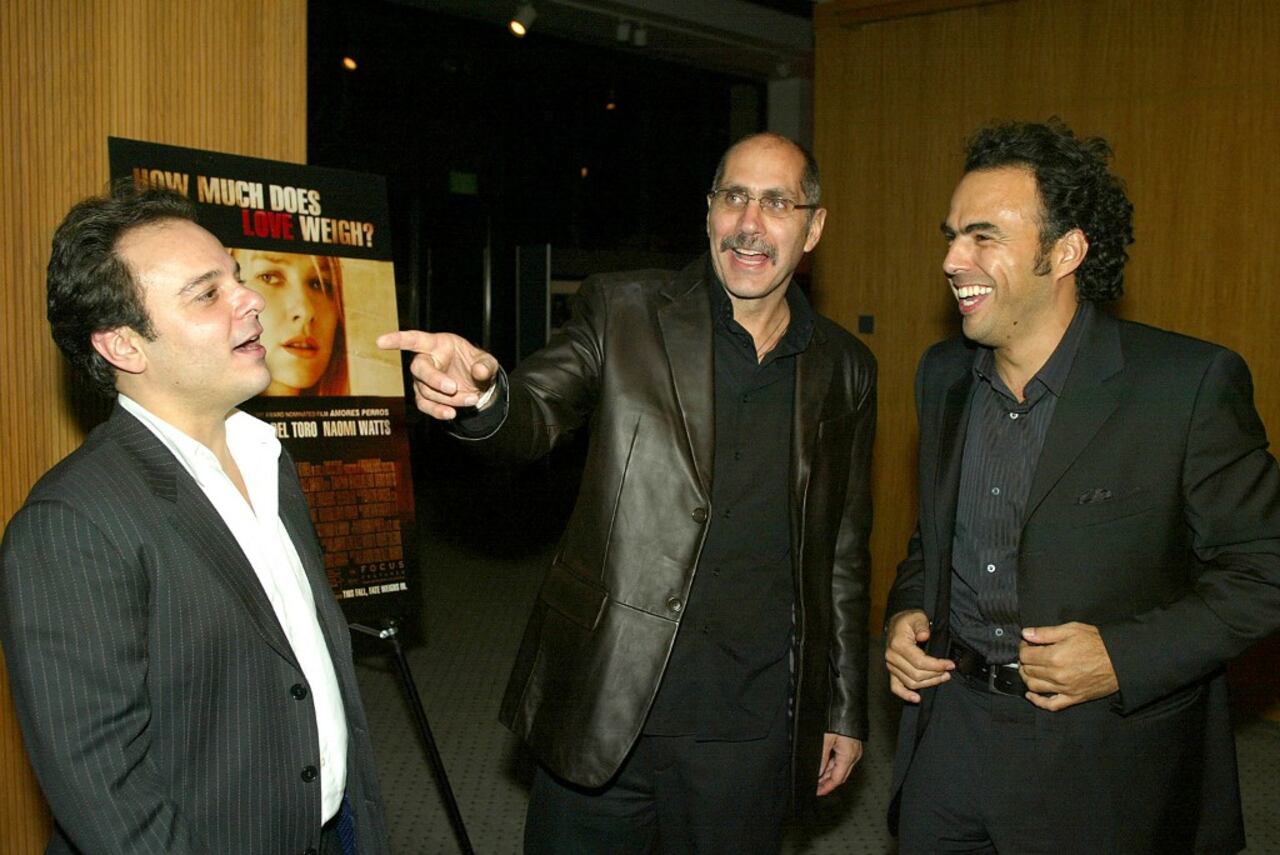 (De izquierda a derecha) El productor Robert Salerno, el escritor Guillermo Arriaga y el director Alejandro González Iñárritu hablan en la fiesta posterior de "21 gramos" en el Academy Theatre en noviembre 6 de diciembre de 2003 en Beverly Hills, California. (Photo by Kevin Winter/Getty Images) (Photo by Kevin Winter / Getty Images North America / Getty Images via AFP)