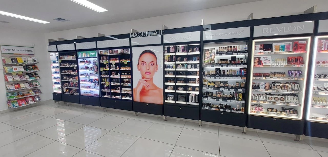 Las cadenas de droguerías venezolanas han impuesto el concepto comercial que combina medicamentos con otros productos de bienestar, como el maquillaje.