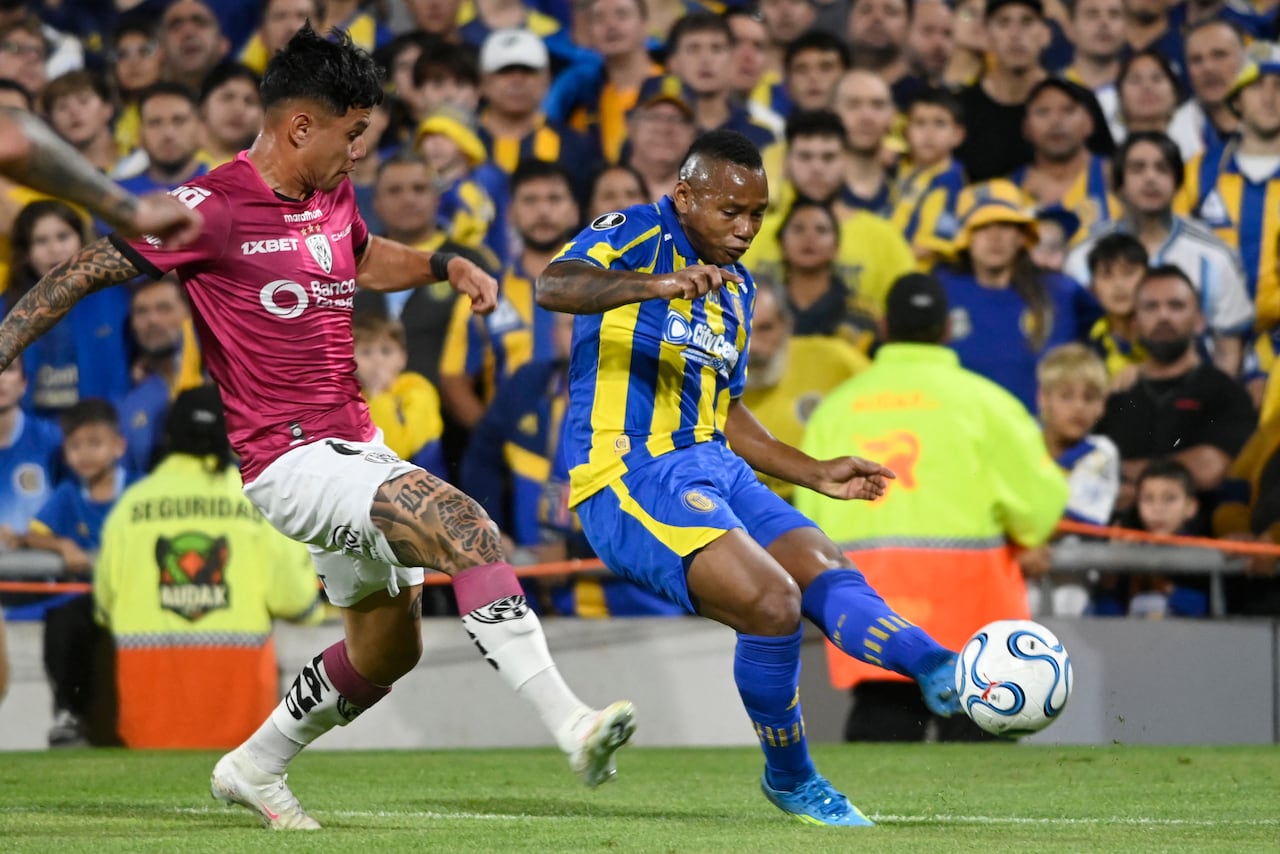 El mediocampista #06 de Independiente del Valle Jordy Alcivar y el mediocampista colombiano #08 de Rosario Central Jáminton Campaz luchan por el balón durante el partido de fútbol de la fase de grupos de la Copa Libertadores entre Rosario Central de Argentina e Independiente del Valle de Ecuador en el estadio Gigante de Arroyito en Rosario, provincia de Santa Fe, Argentina, el 9 de abril de 2026. (Foto de Marcelo Manera / AFP)