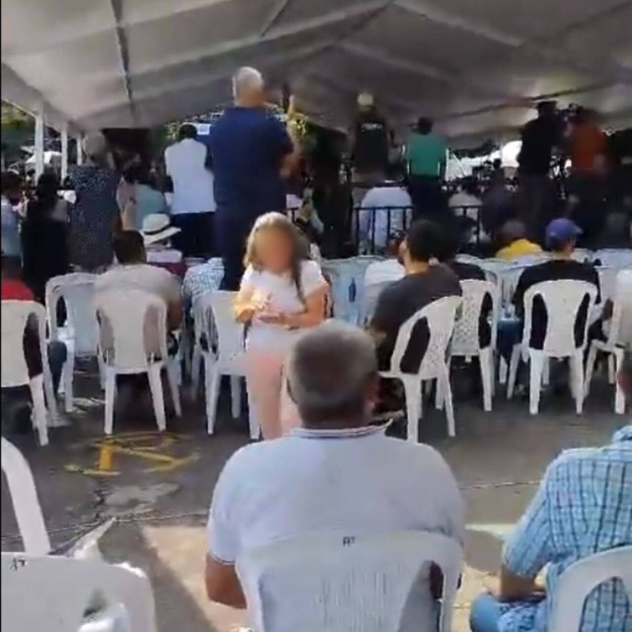 Muchos de los asistentes aparentemente no estaban prestando atención y se encontraban con cara de aburrimiento.