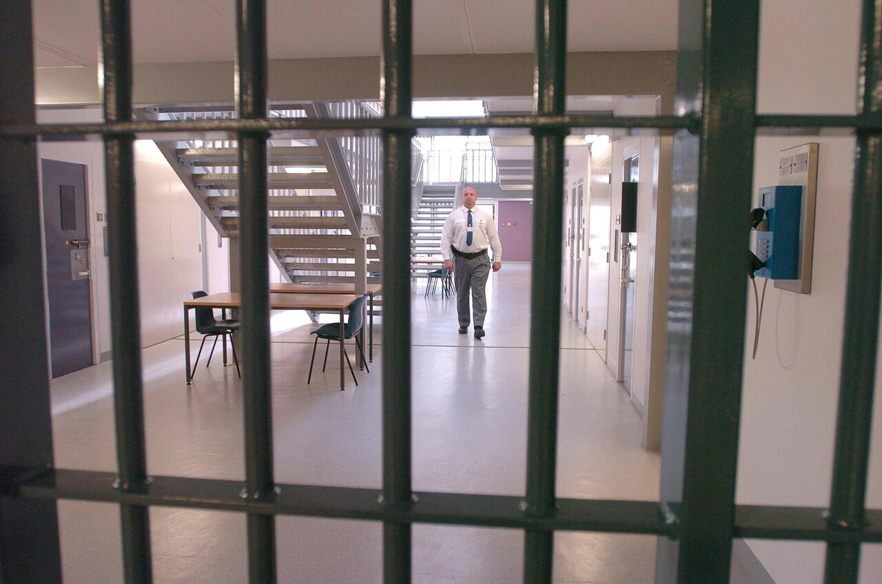 Se inauguró la primera prisión británica especialmente diseñada para mujeres. HMP Bronzefield en Asord es la décima prisión privada de Inglaterra.