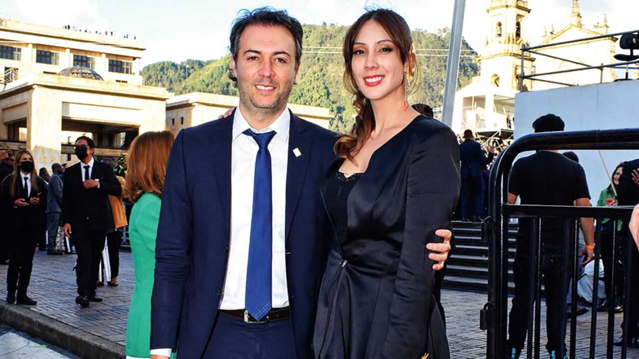 Daniel Quintero, alcalde de Medellín, junto a su esposa, Diana Osorio, no contuvo su efusividad por el inicio del nuevo gobierno.