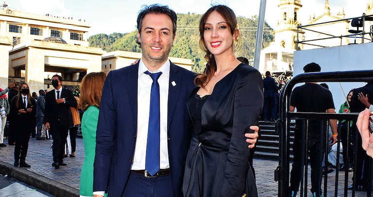 Daniel Quintero, alcalde de Medellín, junto a su esposa, Diana Osorio, no contuvo su efusividad por el inicio del nuevo gobierno.