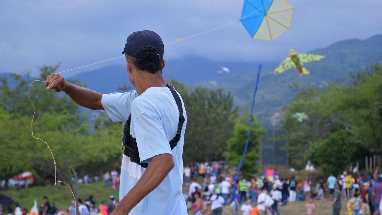 Festival departamental de cometas "paraíso de todos". Este festival se realiza en el municipio de cerrito en la hacienda el paraíso.