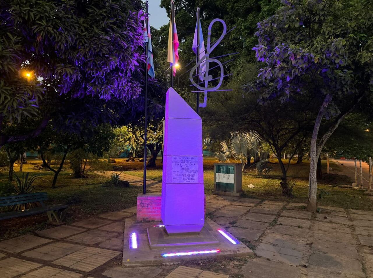 Con el color morado que simboliza la lucha y resiliencia de la mujer, Cali se une a la conmemoración del 8M. Foto tomada de redes