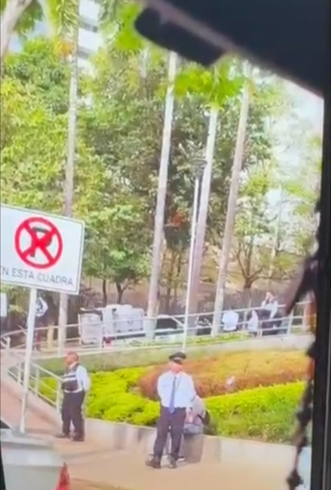 Además de la captura, se incautaron el arma de fuego y la motocicleta utilizada en la huida. En el mismo hecho, una mujer de 77 años fue herida, pero se encuentra fuera de peligro.