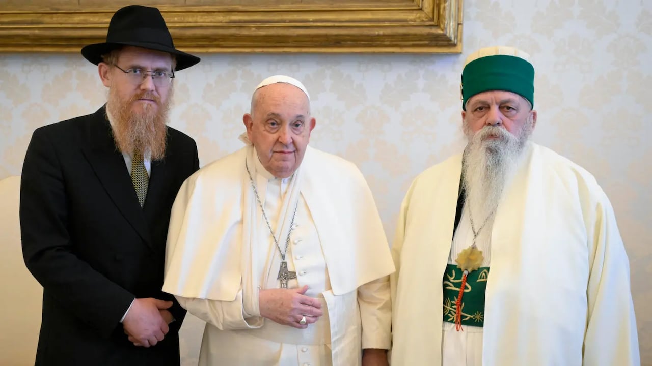 sufrió una caída en su residencia de Santa Marta que le provocó un hematoma en el brazo derecho. A pesar del accidente, continuó con su agenda de trabajo.