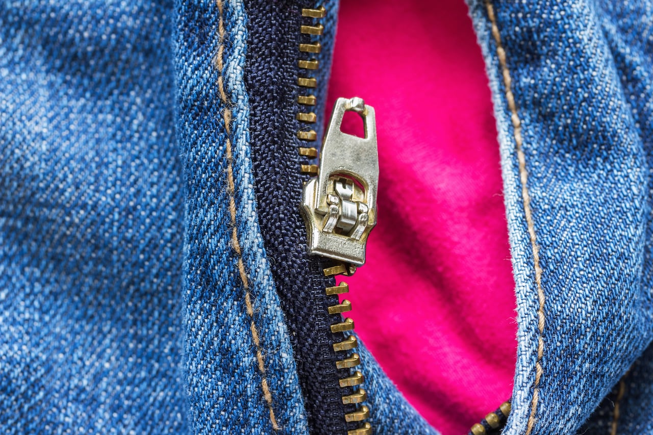 Aprenda los secretos para arreglar una cremallera que se ha salido de un lado y recupere su estilo.