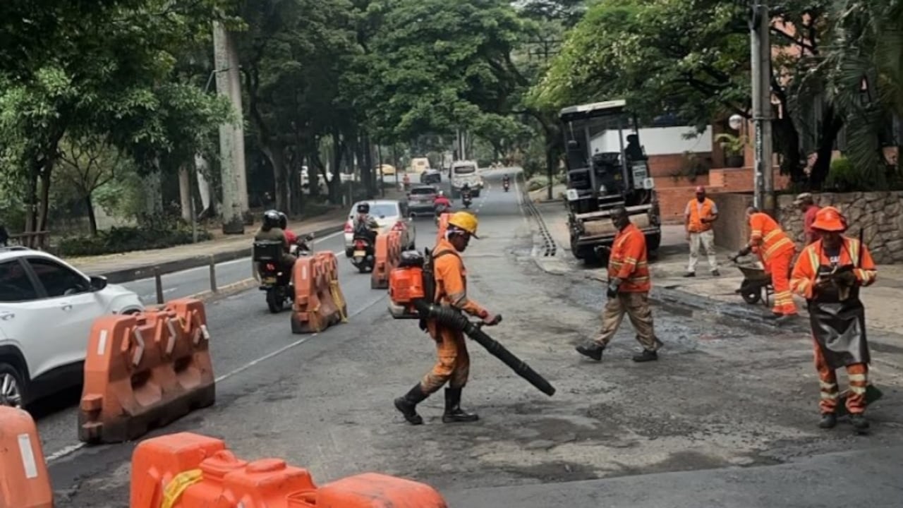 Labores de reparcheo en el sector El Ancla, en Cali