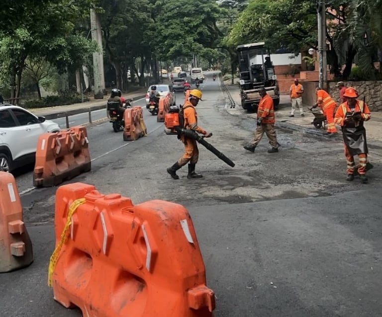 Labores de reparcheo en el sector El Ancla, en Cali
