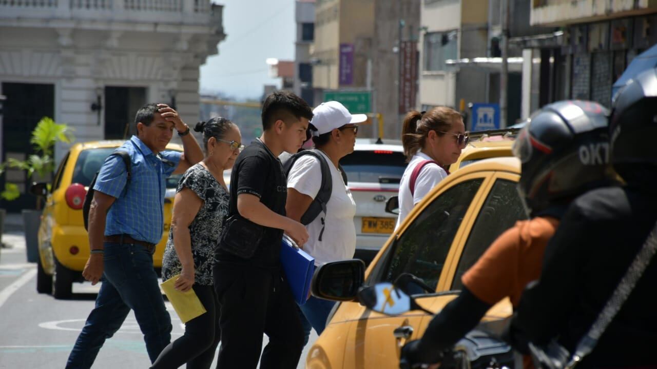 Las autoridades están tratando de que los pasos peatonales en el centro de la ciudad sean respetados por los conductores de vehículos y motocicletas.