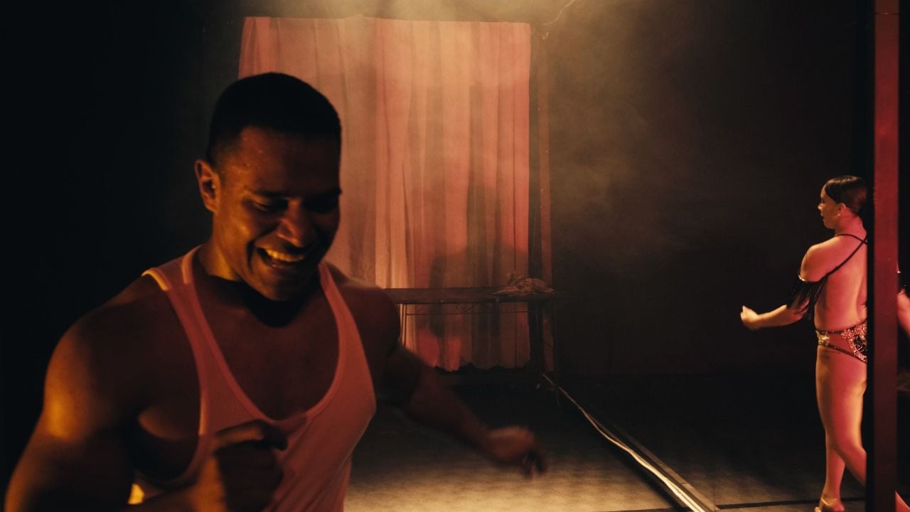 El más reciente proyecto de la compañía es “Candela”, un musical que convierte la salsa en un lenguaje narrativo para contar una historia contemporánea sobre migración, identidad y memoria cultural.
