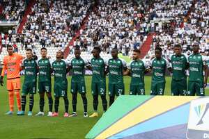 Deportivo Cali durante los actos protocolarios ante Once Caldas en Manizales.