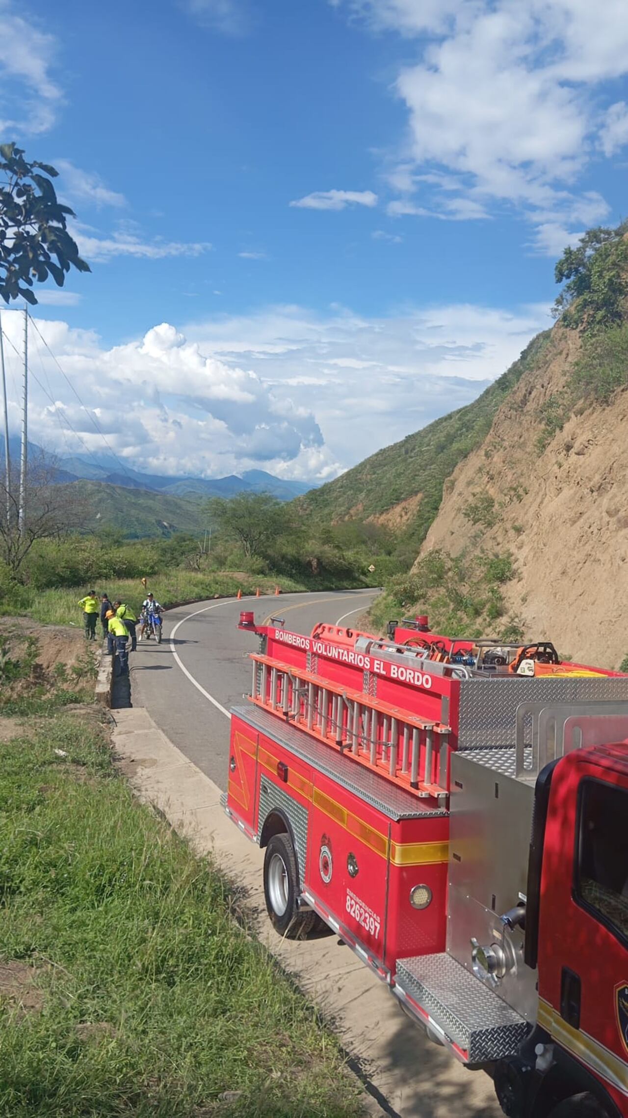 a camioneta en la que viajaban cayó a un abismo en el sector conocido como Lorenzo. El conductor sobrevivió y fue trasladado a un centro asistencial en Mercaderes.