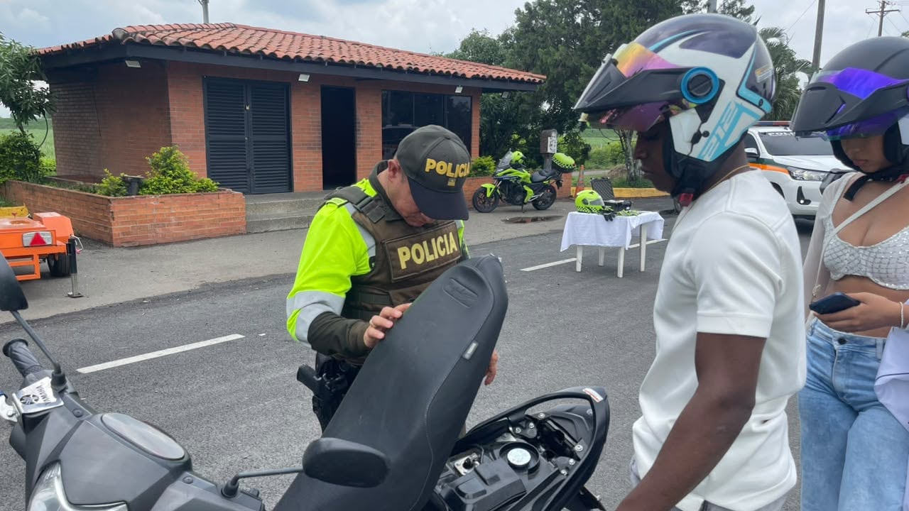 Más de 200 uniformados de la Policía de Tránsito acompañan la movilidad.
