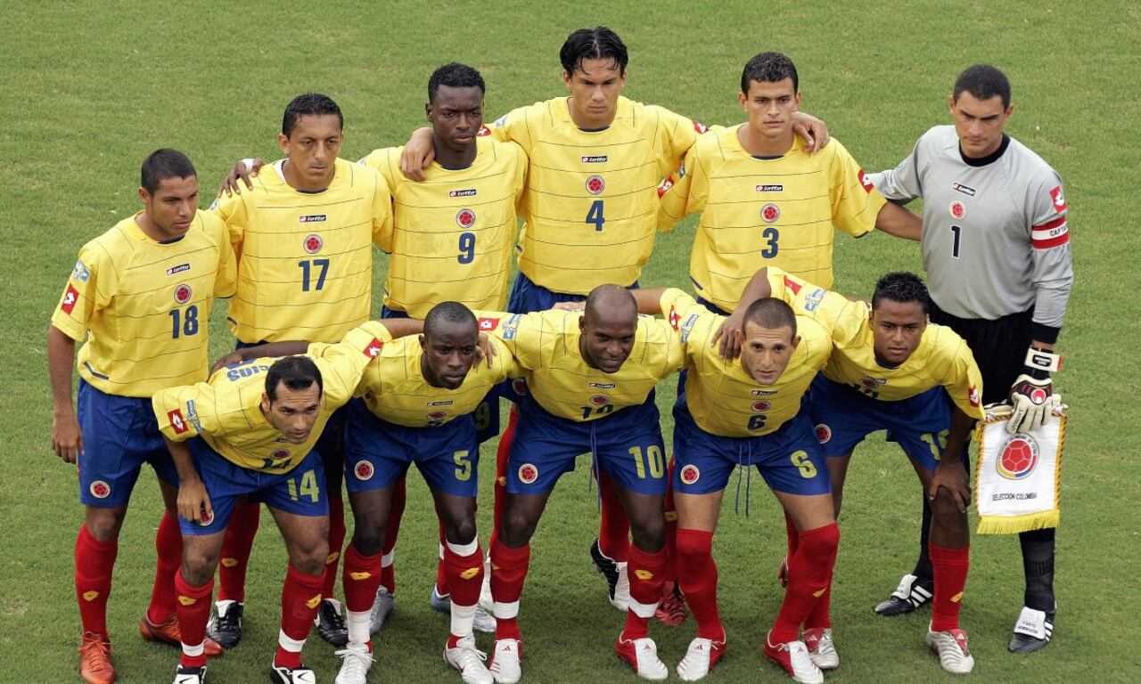 MIAMI - 10 DE JULIO: (De pie de izquierda a derecha) Martín Arzuaga #18, Jario Patino #17, Wason Liberado Rentería #9, Humberto Mendoza #4, José Julián De La Cuesta #3, portero Farid Mondragon #1, (Delantero de izquierda a derecha) Hayder Palacio #14, Jair Benitez #5, Tressor Moreno #10, Juan Carlos Ramirez #6 y Jaime Castrillón #15