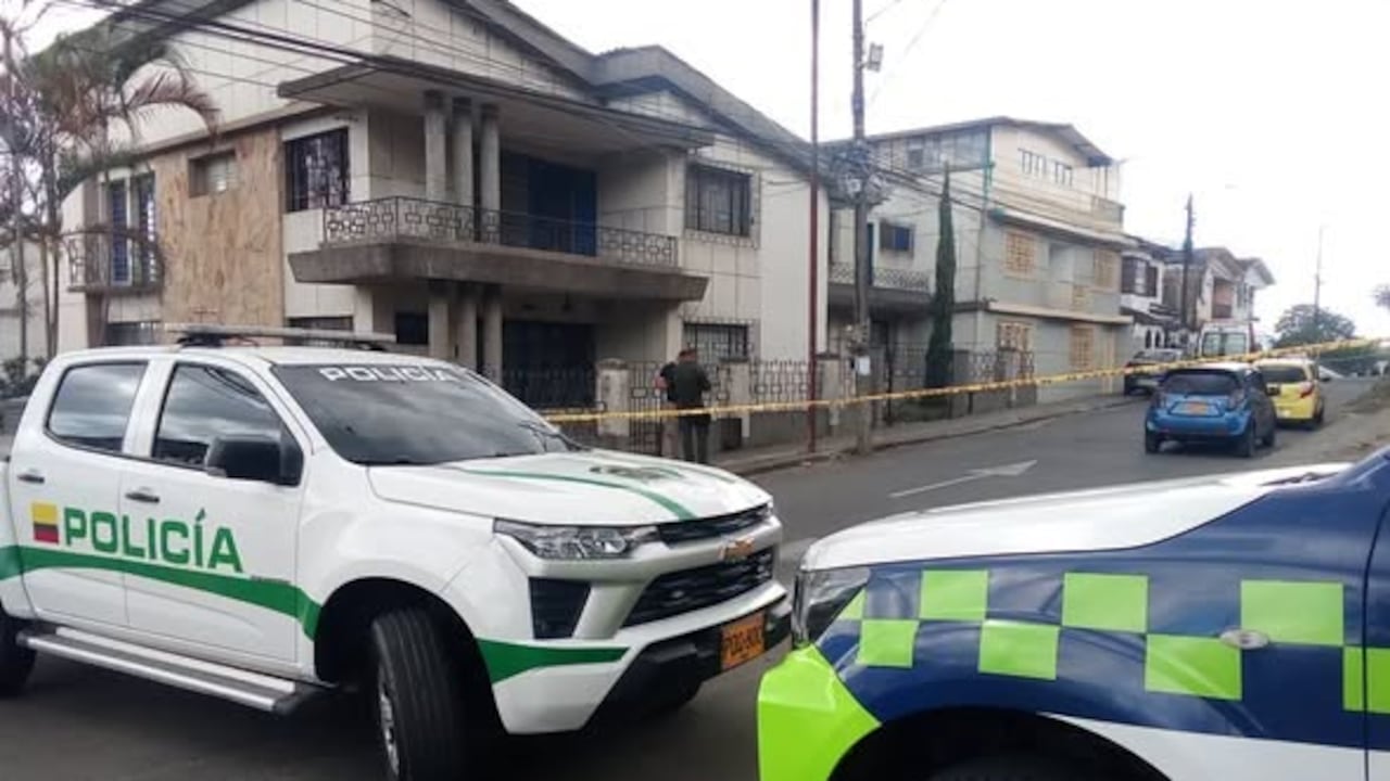 La víctima, de 48 años de edad, era ampliamente conocida por dedicarse a la comercialización de calzado desde un almacén ubicado en el centro de la ciudad. De acuerdo con personas cercanas, ese día al parecer recibió una llamada para realizar la entrega de un pedido, razón por la que se desplazó en motocicleta hasta el sector donde finalmente fue atacado con arma de fuego.