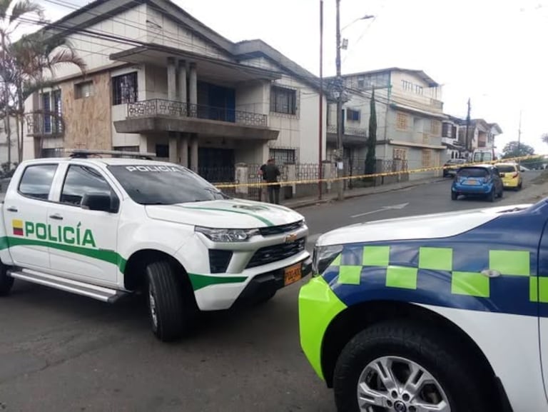 La víctima, de 48 años de edad, era ampliamente conocida por dedicarse a la comercialización de calzado desde un almacén ubicado en el centro de la ciudad. De acuerdo con personas cercanas, ese día al parecer recibió una llamada para realizar la entrega de un pedido, razón por la que se desplazó en motocicleta hasta el sector donde finalmente fue atacado con arma de fuego.