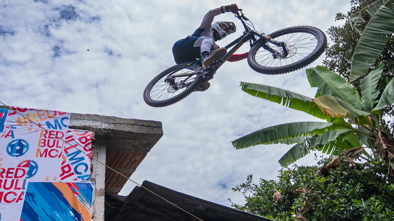 El 4 de marzo, la Comuna 13 de Medellín vivió Red Bull Cerro Abajo Medellín 2023, una de las competencias más importantes de downhill urbano de Suramérica y el mundo. Evento deportivo lleno de color, emoción, adrenalina y cultura.