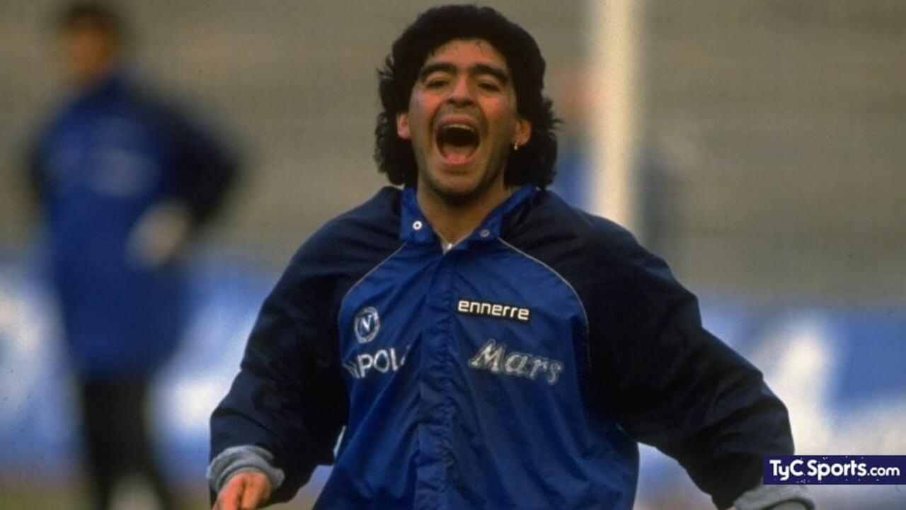 Diego Maradona en medio de su entrada en calor.