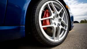 Mantener los rines del carro brillantes y en buen estado es importante no solo por razones estéticas, sino también por su durabilidad y desempeño.