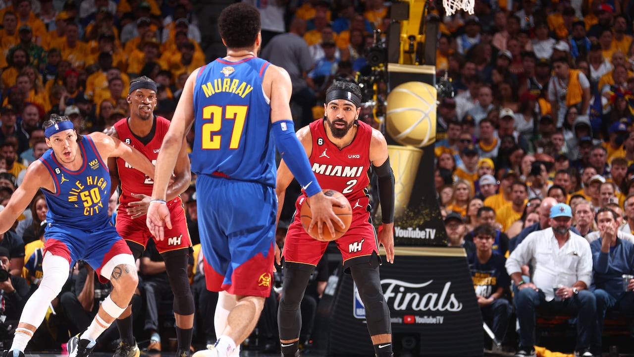 DENVER, CO - 1 DE JUNIO: Gabe Vincent #2 del Miami Heat juega a la defensa durante el Juego Uno de las Finales de la NBA de 2023 contra Jamal Murray #27 de los Denver Nuggets el 1 de junio de 2023 en el Ball Arena en Denver, Colorado. NOTA PARA EL USUARIO: El usuario reconoce y acepta expresamente que, al descargar y/o usar esta Fotografía, acepta los términos y condiciones del Acuerdo de licencia de Getty Images. Aviso obligatorio de derechos de autor: Copyright 2023 NBAE Nathaniel S. Butler/NBAE a través de Getty Images/AFP (Foto de Nathaniel S. Butler / NBAE / Getty Images / Getty Images a través de AFP)