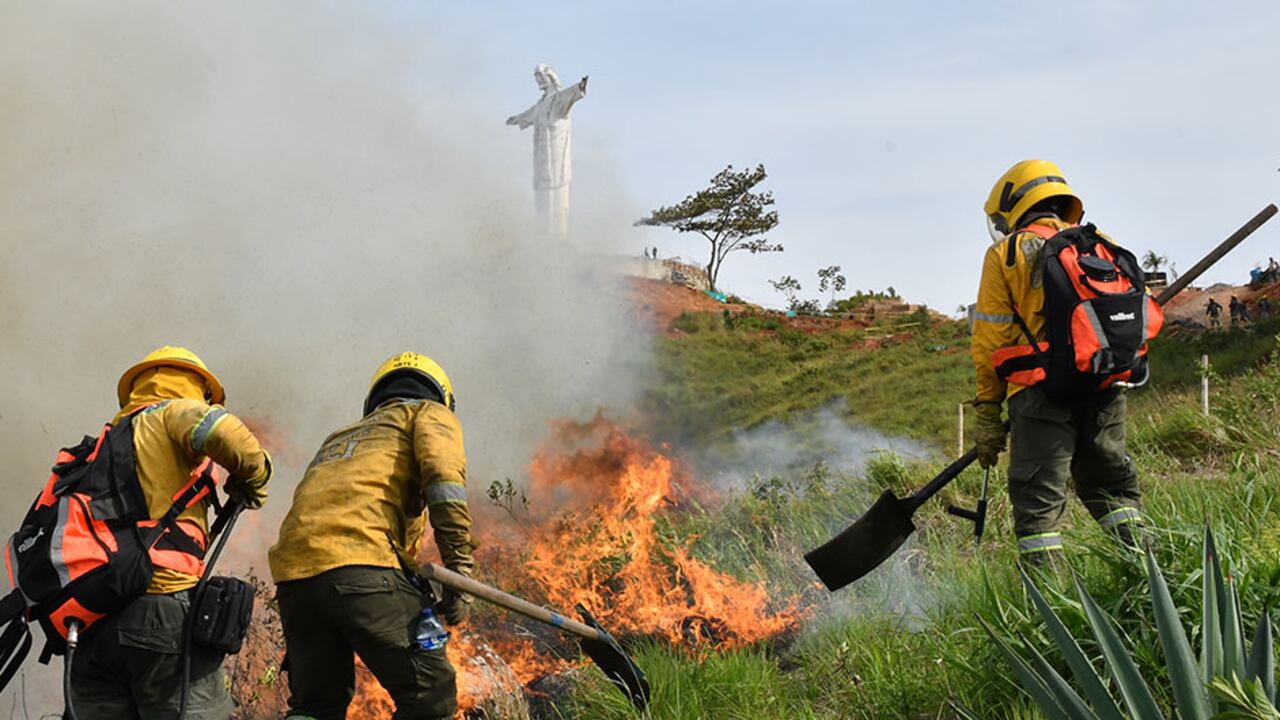 Los bomberos en el cerro de Cristo Rey, donde se registró un incendio forestal que afectó más de 20 hectáreas.