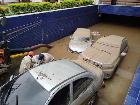 Cali: Daños ocasionados por fuerte aguacero, carros dañados. Foto Aymer Álvarez.
