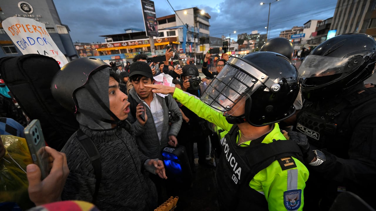 Demonstrators clash with riot police officers during an anti-government protest in support of the national strike called by CONAIE (Ecuador's largest indigenous organization) in Quito on September 30, 2025. Ecuador's largest Indigenous rights organization, Conaie, said Efrain Fuerez was shot three times by soldiers during demonstrations on September 28, 2025, and held President Daniel Noboa responsible for his death. (Photo by Rodrigo BUENDIA / AFP)