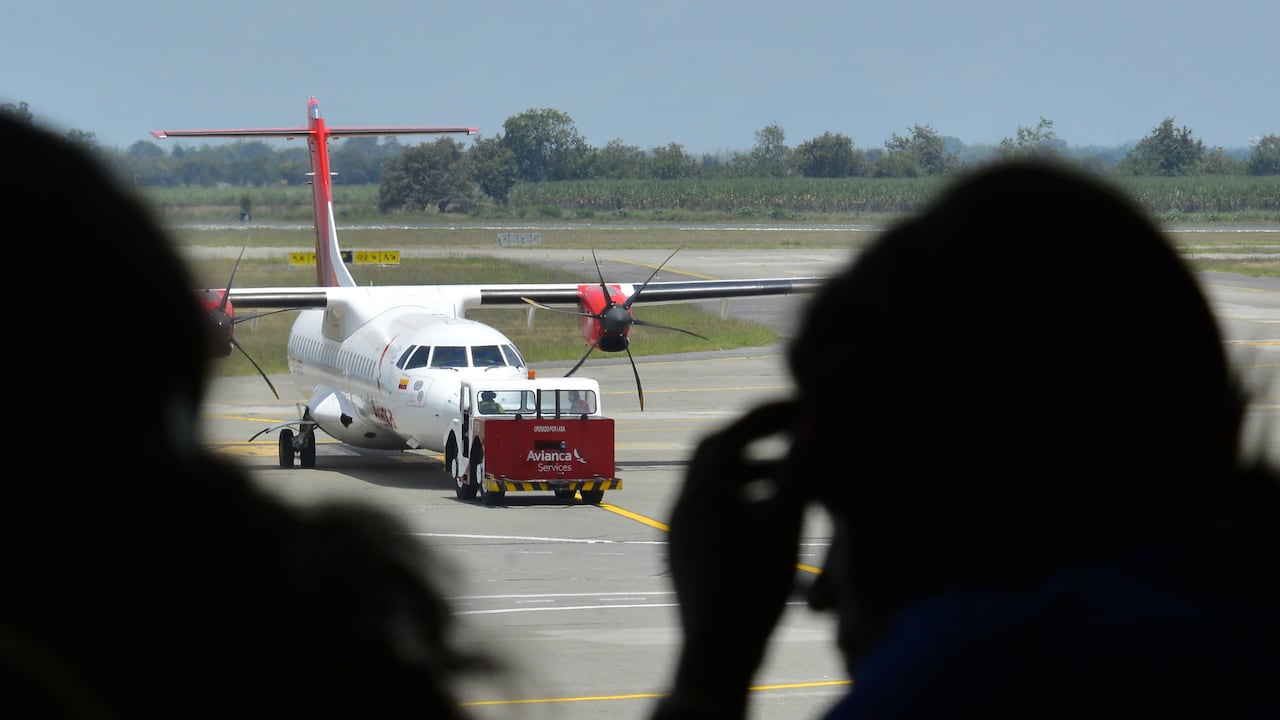 Se agota el combustible para aviones en Colombia y hay incertidumbre por cancelación de vuelos. Foto Jorge Orozco / El País