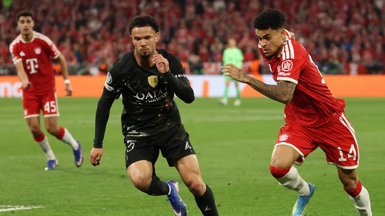 El centrocampista francés Warren Zaire-Emery, número 33 del Paris Saint-Germain, y el delantero colombiano Luis Díaz, del Bayern de Múnich, disputan el balón durante el partido de vuelta de las semifinales de la Liga de Campeones de la UEFA entre el FC Bayern de Múnich y el Paris Saint-Germain (PSG) en Múnich, al sur de Alemania, el 6 de mayo de 2026. (Foto de Odd ANDERSEN / AFP)