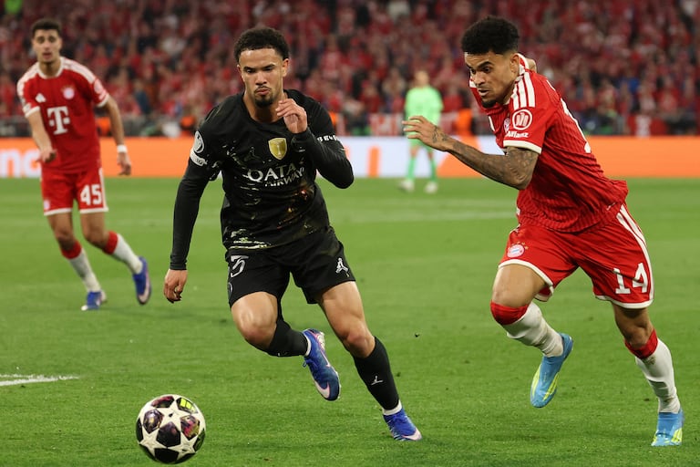 El centrocampista francés Warren Zaire-Emery, número 33 del Paris Saint-Germain, y el delantero colombiano Luis Díaz, del Bayern de Múnich, disputan el balón durante el partido de vuelta de las semifinales de la Liga de Campeones de la UEFA entre el FC Bayern de Múnich y el Paris Saint-Germain (PSG) en Múnich, al sur de Alemania, el 6 de mayo de 2026. (Foto de Odd ANDERSEN / AFP)