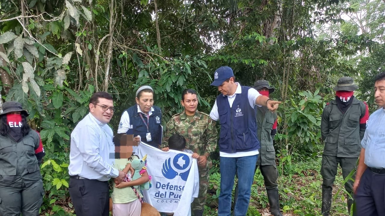 Momento en el que regresan a la libertad la sargento Karina Ramírez y sus dos hijos secuestrados por el ELN en Arauca.