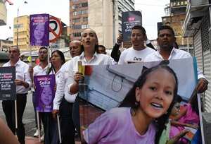 Plantón frente a las oficinas de la Procuraduría Regional en Cali por parte de concejales y familiares de la niña asesinada en Candelaria en meses pasados. foto José L Guzmán. EL País