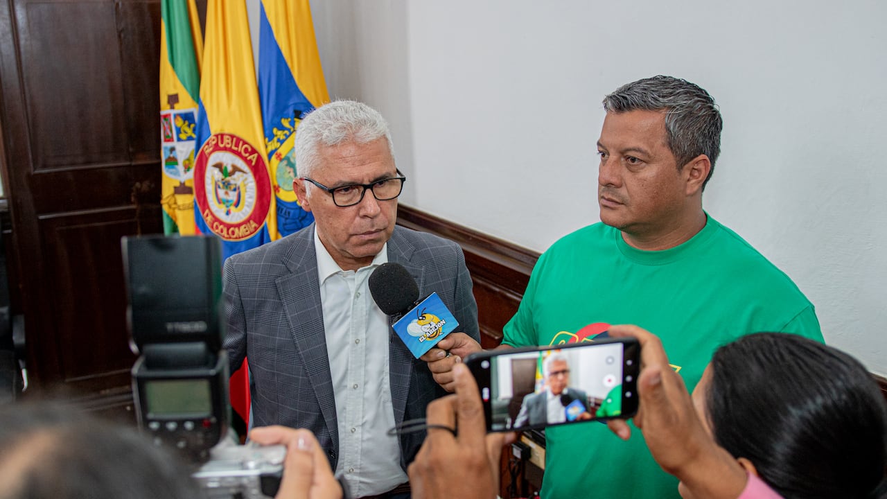 que Martínez Solano es profesional en Deportes y Actividad Física, especialista en Dirección y Gestión Deportiva y magíster en Dirección Deportiva y Relaciones Internacionales.