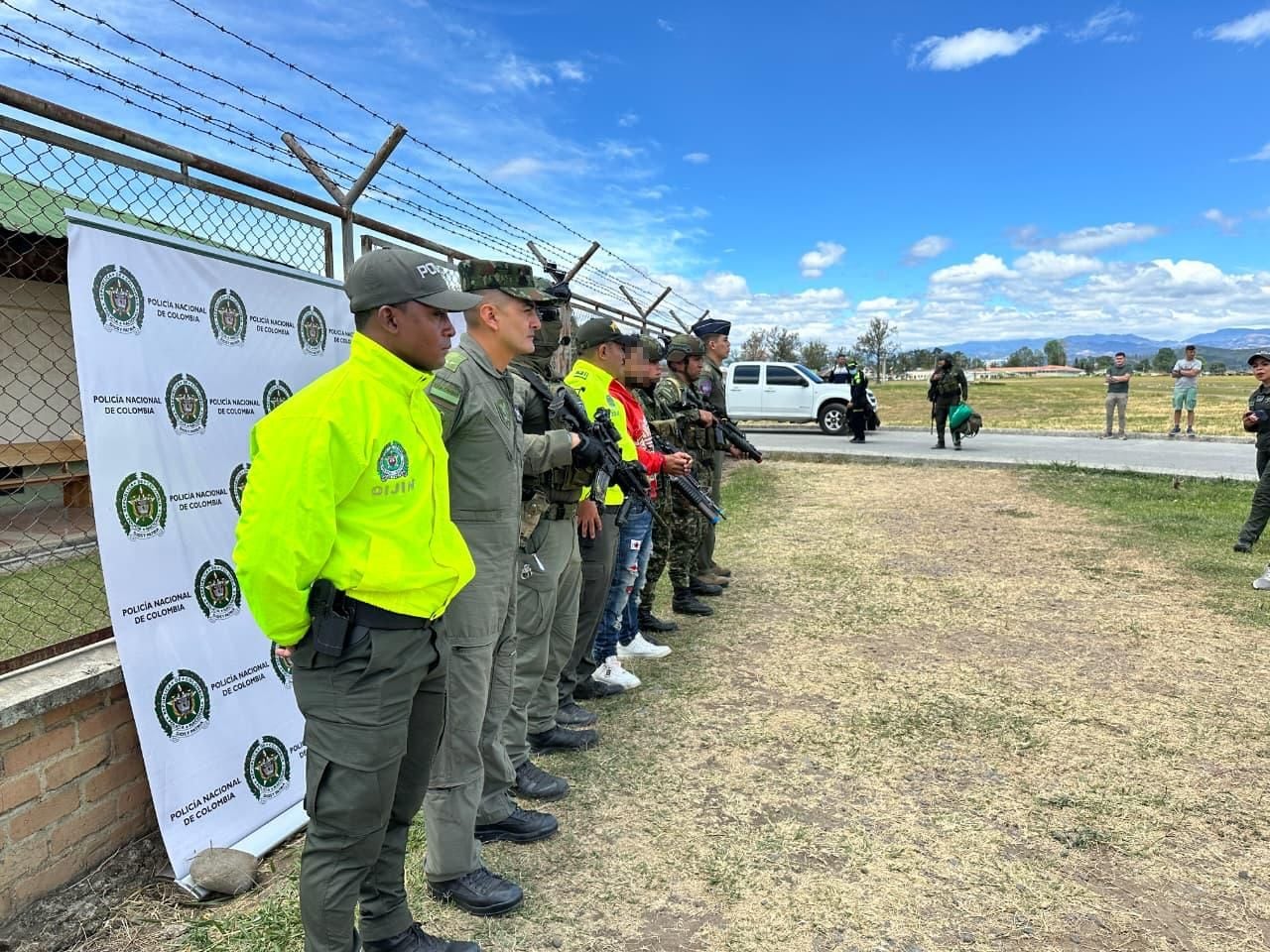 Según la investigación, alias ‘Correa’ habría participado en cinco acciones terroristas cometidas el 10 de junio de 2025 en Potrerito, Jamundí y Guachinte, Valle del Cauca, con vehículos y artefactos explosivos.