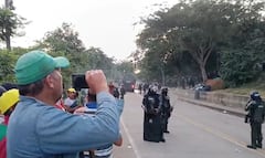 Los manifestantes señalaron que están a la espera de la llegada de más indígenas provenientes del departamento del Vaupés, lo que fortalecería la presencia en el punto de bloqueo. Entre sus solicitudes se encuentran garantías de seguridad en su territorio ancestral, atención a necesidades básicas y la instalación de una mesa de diálogo en la zona del Cerro Pintado, donde piden presencia institucional y de organismos de derechos humanos.