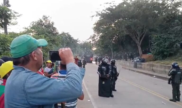 Los manifestantes señalaron que están a la espera de la llegada de más indígenas provenientes del departamento del Vaupés, lo que fortalecería la presencia en el punto de bloqueo. Entre sus solicitudes se encuentran garantías de seguridad en su territorio ancestral, atención a necesidades básicas y la instalación de una mesa de diálogo en la zona del Cerro Pintado, donde piden presencia institucional y de organismos de derechos humanos.