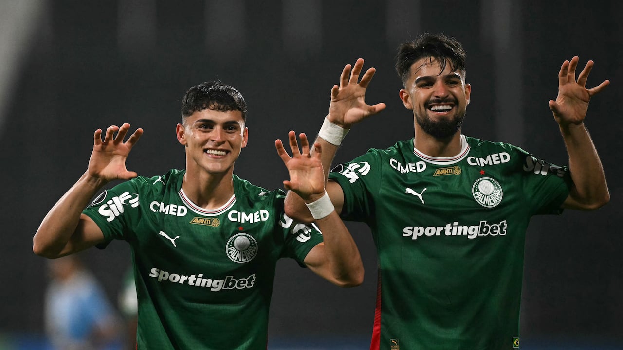 El delantero paraguayo número 19 del Palmeiras, Ramón Sosa, celebra con el delantero argentino número 42 del Palmeiras, José Manuel López, tras marcar el segundo gol de su equipo durante el partido de la fase de grupos de la Copa Libertadores entre el Sporting Cristal de Perú y el Palmeiras de Brasil en el Estadio Nacional de Lima, el 5 de mayo de 2026. (Foto de ERNESTO BENAVIDES / AFP)