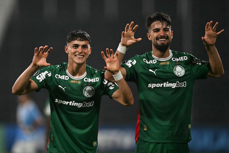 El delantero paraguayo número 19 del Palmeiras, Ramón Sosa, celebra con el delantero argentino número 42 del Palmeiras, José Manuel López, tras marcar el segundo gol de su equipo durante el partido de la fase de grupos de la Copa Libertadores entre el Sporting Cristal de Perú y el Palmeiras de Brasil en el Estadio Nacional de Lima, el 5 de mayo de 2026. (Foto de ERNESTO BENAVIDES / AFP)