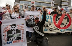 Manifestantes sostienen carteles contra el gobierno del presidente venezolano Nicolás Maduro durante una manifestación en Bogotá el 1 de diciembre de 2024