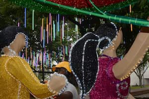 Cali: Ultiman detalles en pruebas de encendido del alumbrado navideño que será presentado al público en general el próximo 1 de diciembre, Foto José L Guzmán. Nov 28-23. EL País