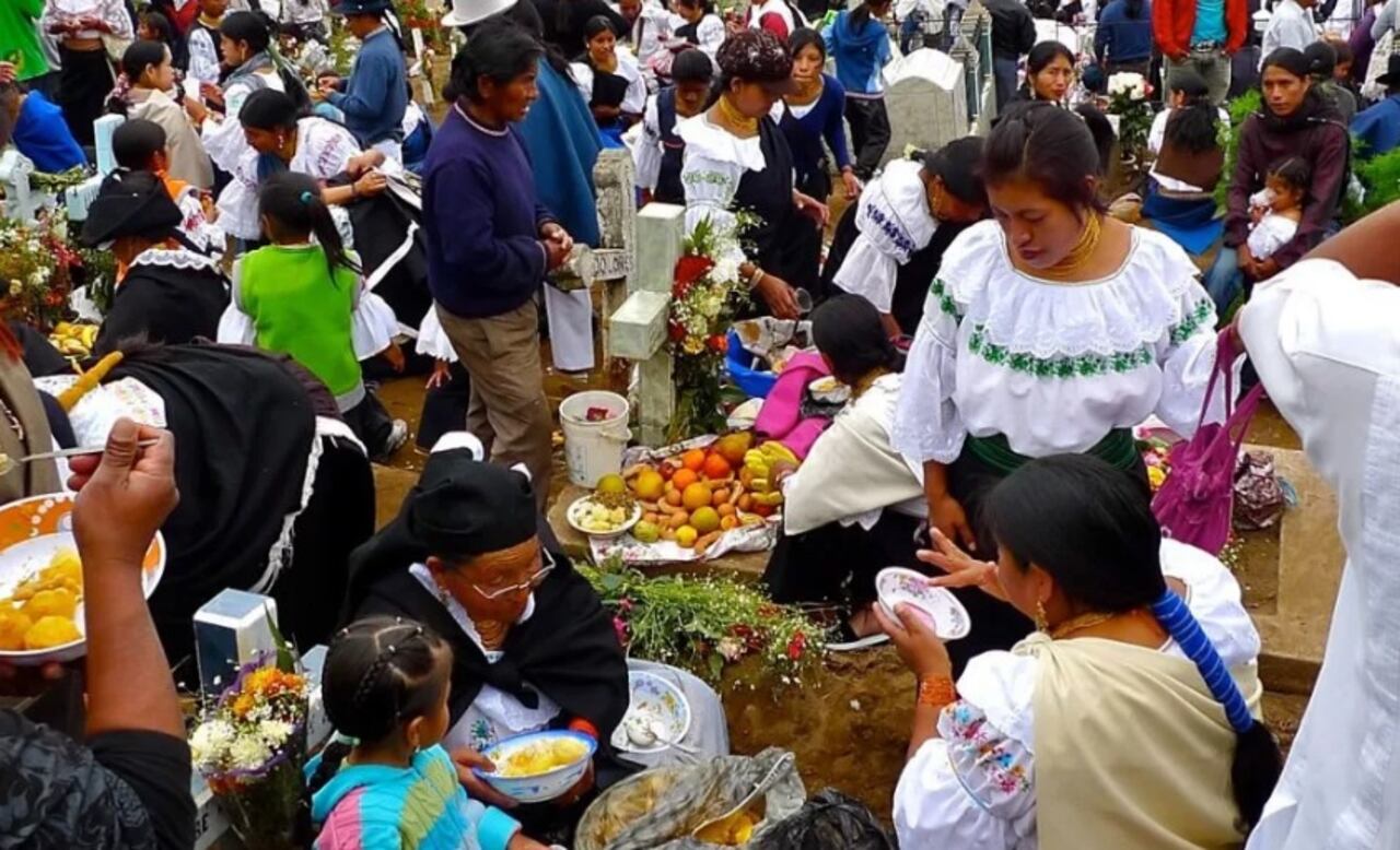 En Ecuador, muchas personas se reúnen a comer y hacer compañía a los difuntos.