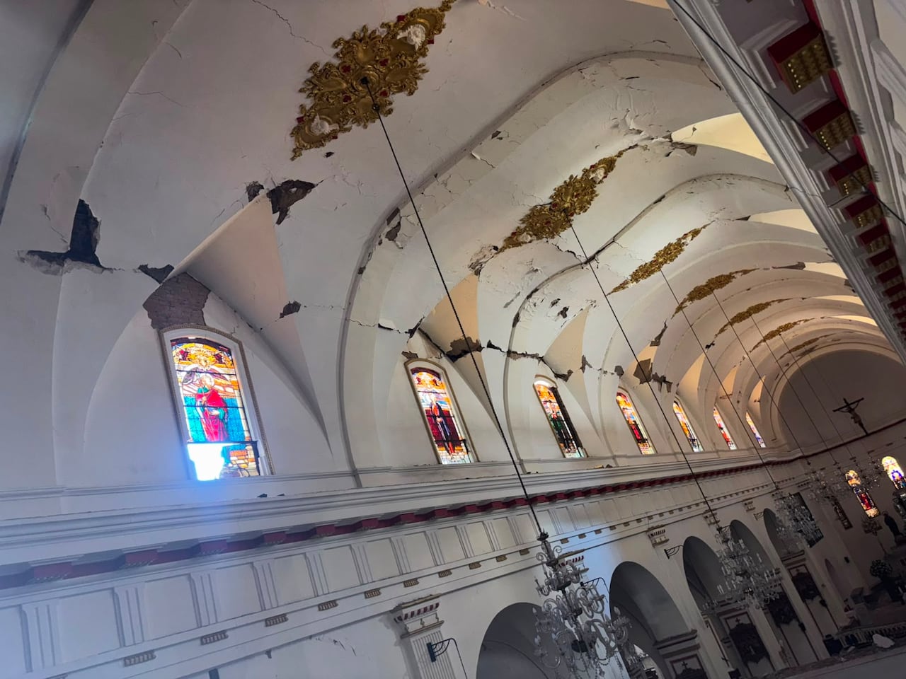 Así quedó la catedral San Pedro de Cali luego del fuerte sismo de este lunes 10 de agosto.