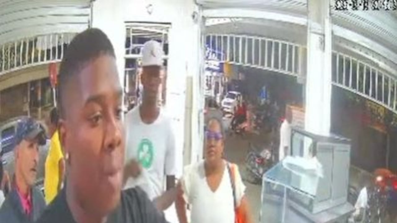 Uno de los delincuentes se acercó al mostrador y, tras observar el entorno, intimidó a la trabajadora con un arma de fuego, como quedó registrado en la cámara de seguridad del establecimiento.