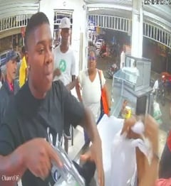 Uno de los delincuentes se acercó al mostrador y, tras observar el entorno, intimidó a la trabajadora con un arma de fuego, como quedó registrado en la cámara de seguridad del establecimiento.