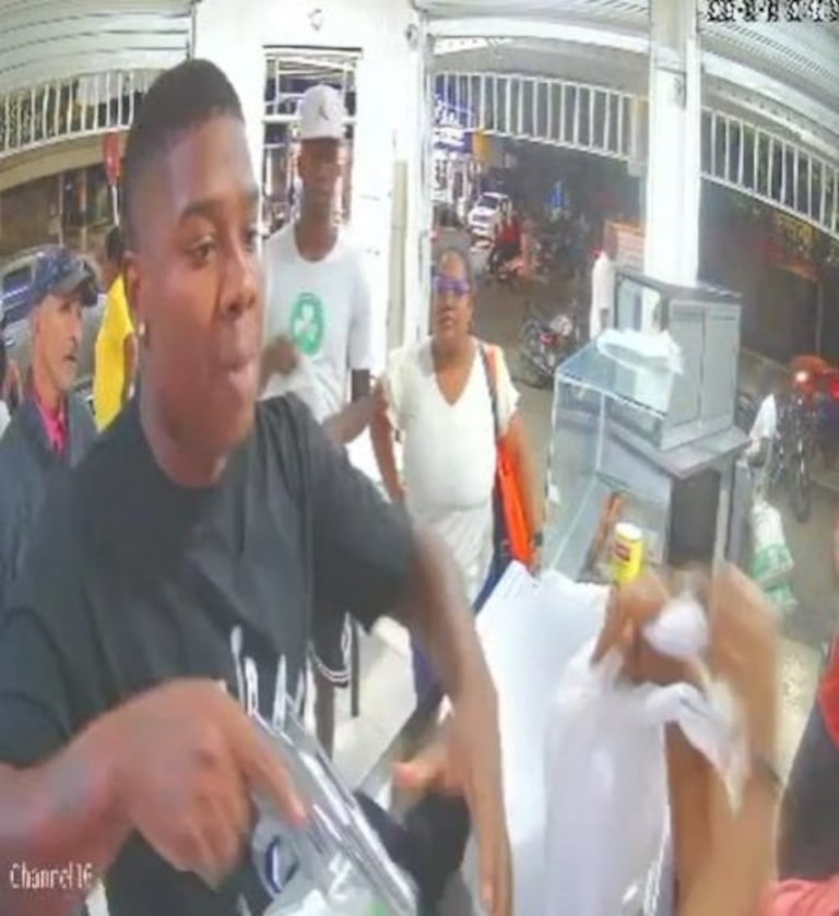 Uno de los delincuentes se acercó al mostrador y, tras observar el entorno, intimidó a la trabajadora con un arma de fuego, como quedó registrado en la cámara de seguridad del establecimiento.